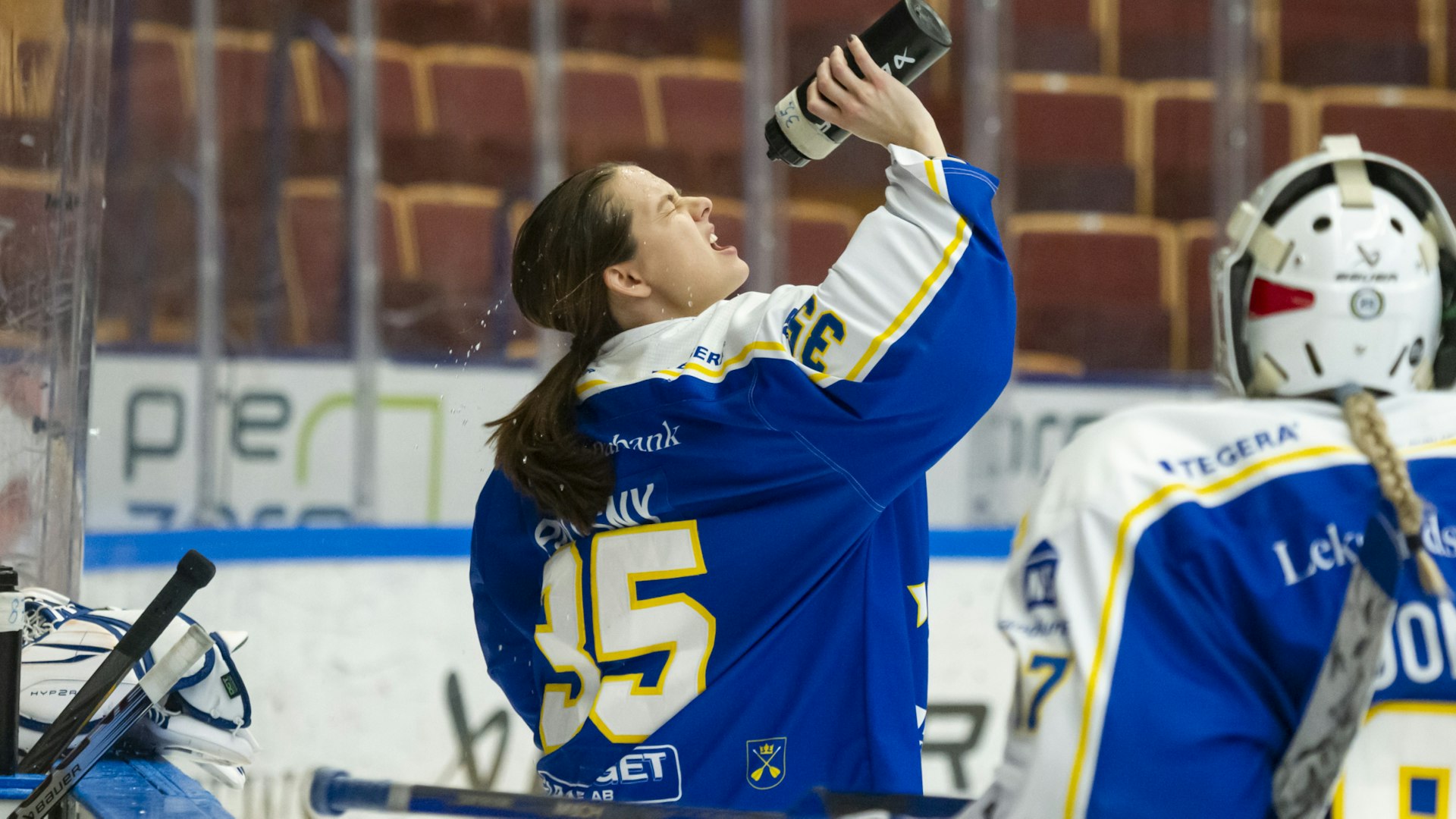 LEKSAND, SVERIGE - 10 DECEMBER 2023 : Leksands målvakt 35 Emma Polusny under matchen i SDHL mellan Leksand och Frölunda i Tegera Arena den 10 december i Leksand ( Foto: Lars Olov Sjörs / Leksands Reklam och Foto )
Nyckelord Keywords: Ishockey, SDHL, Leksand, Frölunda, Svenska Spel Damhockeyligan, ***Betalbild***