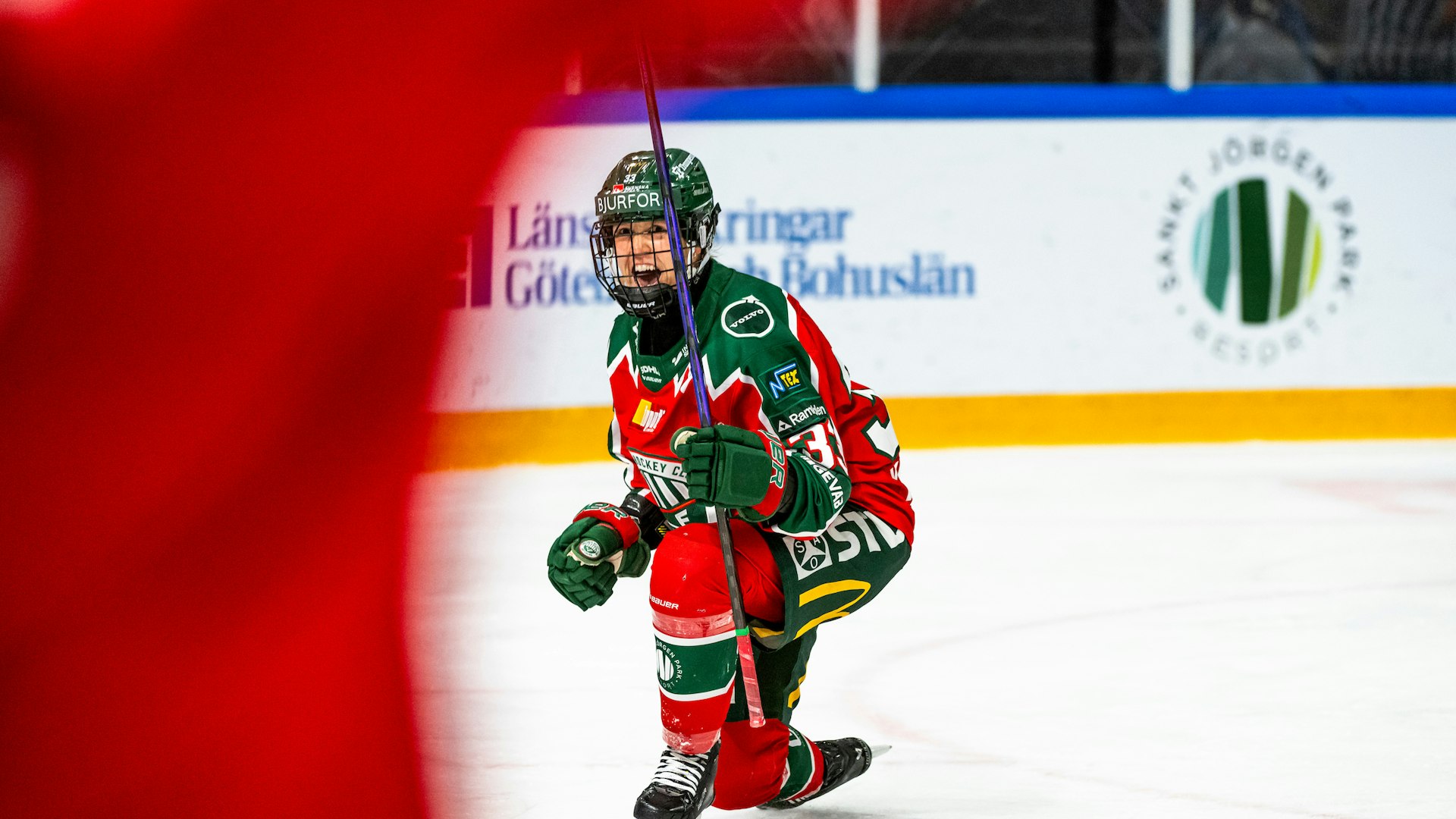 Göteborg, SVERIGE - 22 November 2024: Frölundas 33 Michelle Karvinen jublar efter mål 3-1 under matchen i SDHL mellan Frölunda och Leksand på Frölundaborg den 22 November i Göteborg (Foto: Christian Flodin / C Flodin Photo )
Nyckelord Keywords: Ishockey, SDHL, Frölunda, Leksand Svenska Damhockeyligan ***Betalbild*** jubel jublande glad glädje lycka