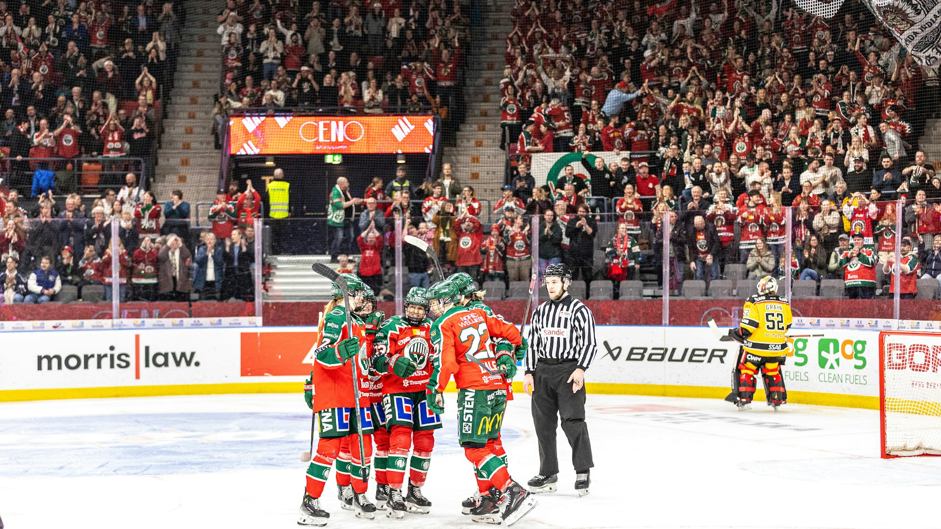 Göteborg, SVERIGE - 16 March 2025: Jubel efter 1-1 av Frölundas 22 Andrea Dalen under matchen i SDHL mellan Frölunda och Luleå på Scandinavium den 16 March i Göteborg (Foto: Marco Rimola / Marco Rimola Photography )
Nyckelord Keywords: Ishockey, SDHL, Frölunda, Luleå Svenska Damhockeyligan ***Betalbild***